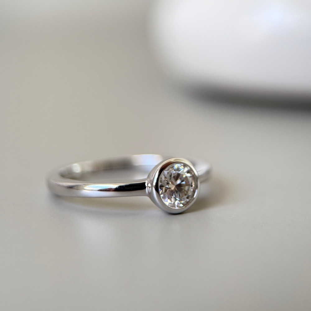 S925 Minimalist 0.5ct Moissanite Bezel Ring Size 7 - Picture 6 of 8